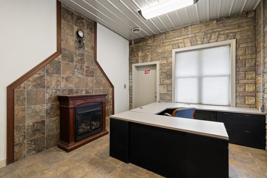 More Photos Of 922 W Fourth St, Mansfield Warehouse For Lease