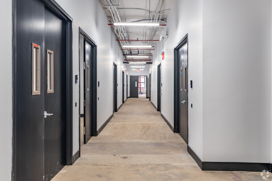 More Photos Of 4 Evergreen Ave, Brooklyn Flex For Sale