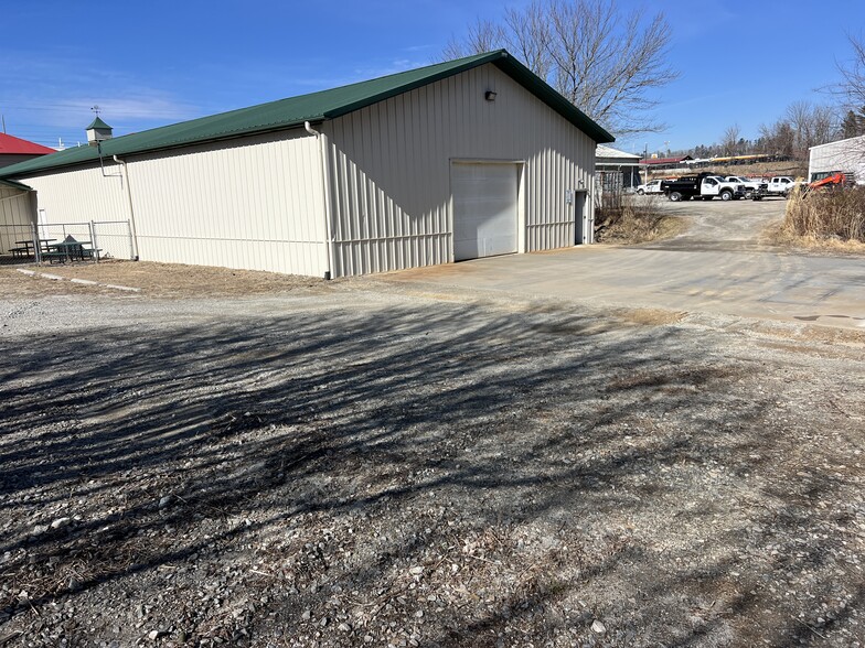 More Photos Of 69 Bagwell Mill Rd, Arden Warehouse For Lease