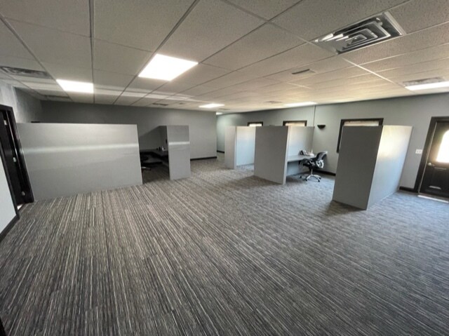 More Photos Of 170 W Circle Dr, Saint Charles Manufacturing For Lease