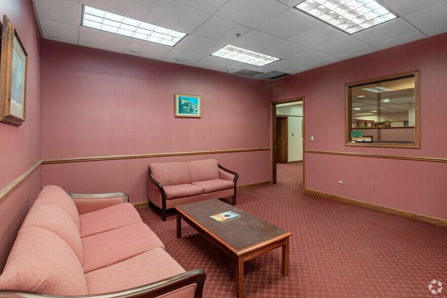 More Photos Of 216 W Madison St, Waukegan Office For Sale