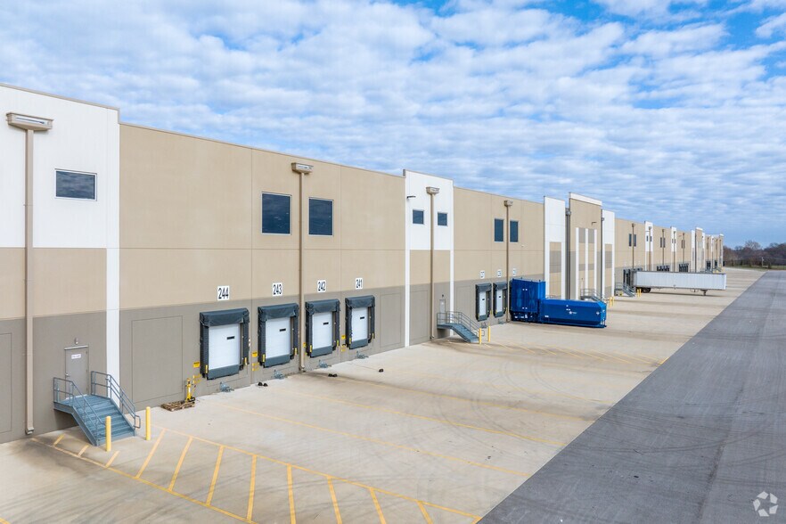 More Photos Of 16049 S Outer Rd, Belton Distribution For Lease