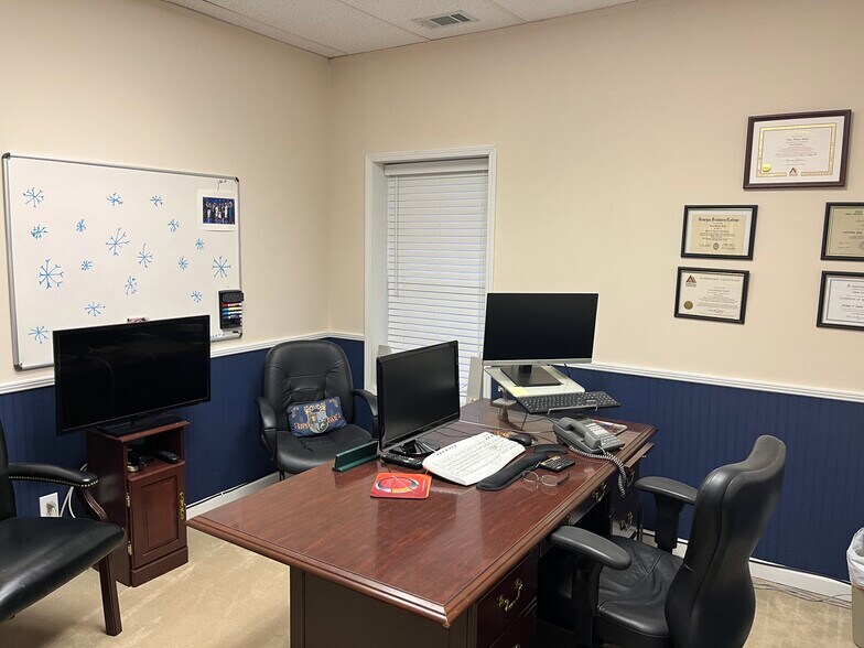 More Photos Of 4651 Roswell Rd NE, Atlanta Office Residential For Lease