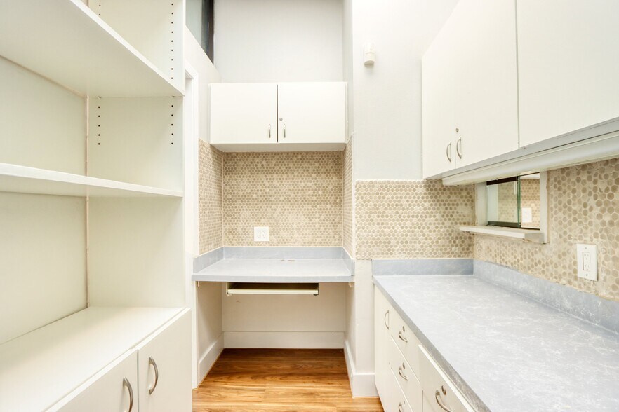 More Photos Of 1717 N Garrett Ave, Dallas Medical For Sale