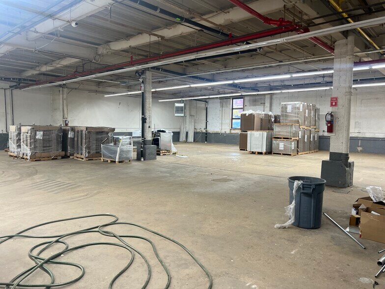 More Photos Of 2910 20th Ave, Astoria Warehouse For Lease