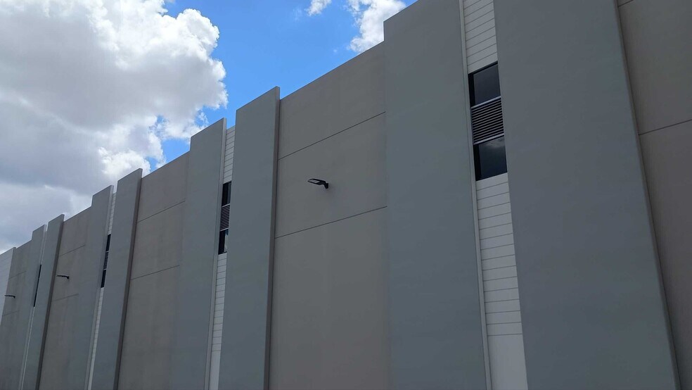 More Photos Of 1192 Reuthinger Pky, Laredo Distribution For Sale