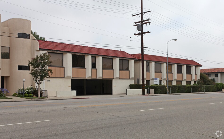 More Photos Of 23111 Ventura Blvd, Woodland Hills Medical For Lease