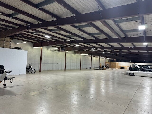 More Photos Of 13913 W Parkway Rd, Cleveland Warehouse For Lease