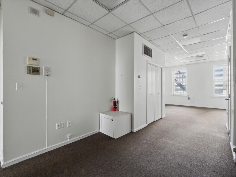 More Photos Of 16 Green St, Newark Office For Lease