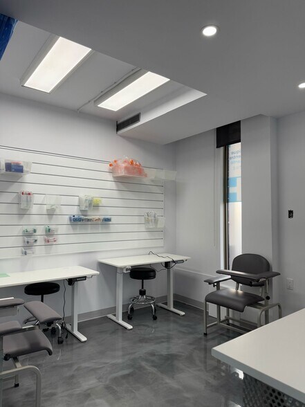 More Photos Of 3858-3870 Notre-Dame, Laval Office For Sale