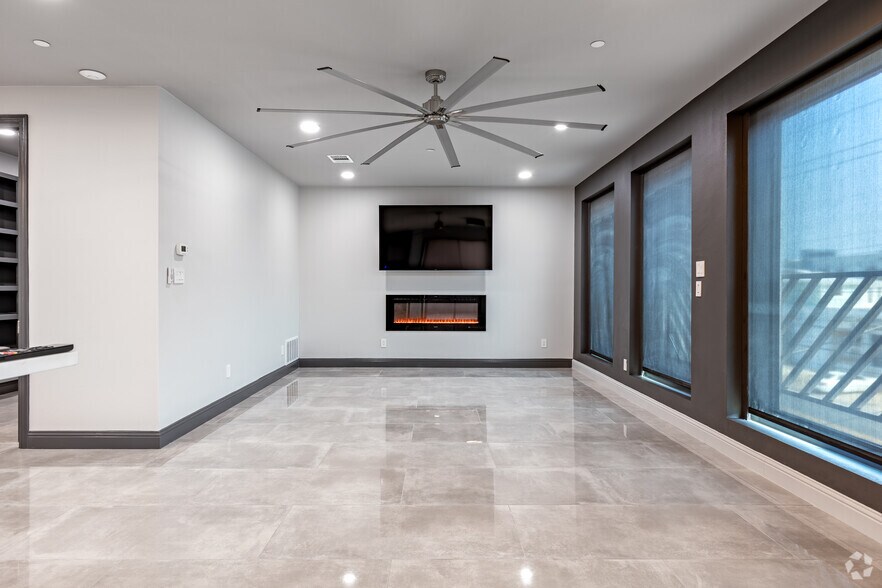 More Photos Of 1303 Dragon St, Dallas Storefront Retail Residential For Sale