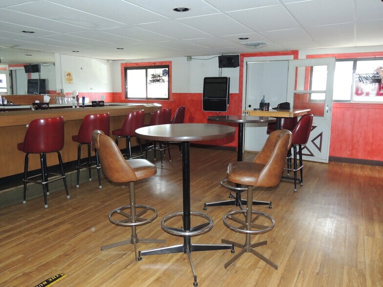 More Photos Of 726 Valley Rd, Menasha Bar For Sale