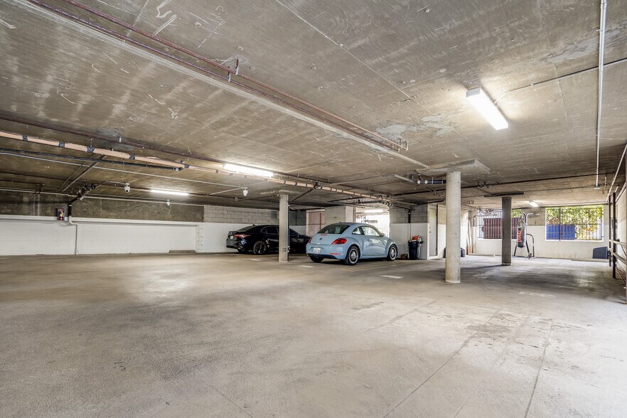 More Photos Of 5358 Circle Dr, Sherman Oaks Apartments For Sale