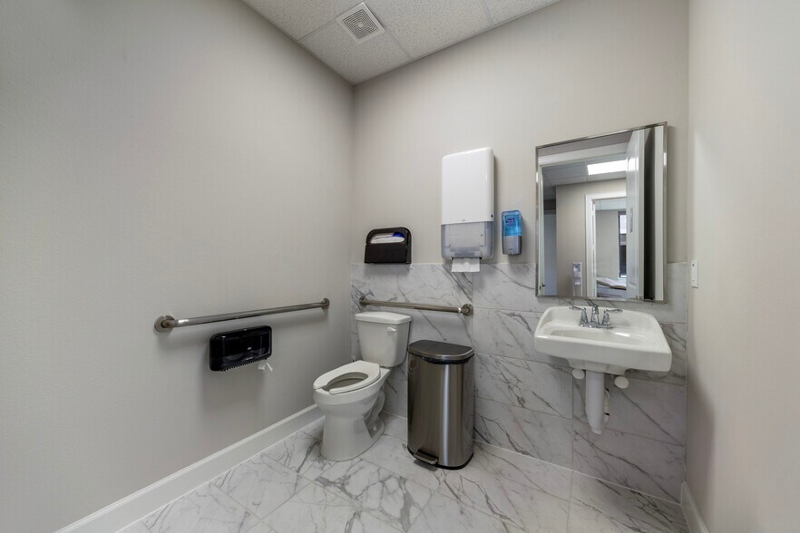 More Photos Of 3129 Kingsley Dr, Pearland Medical For Lease