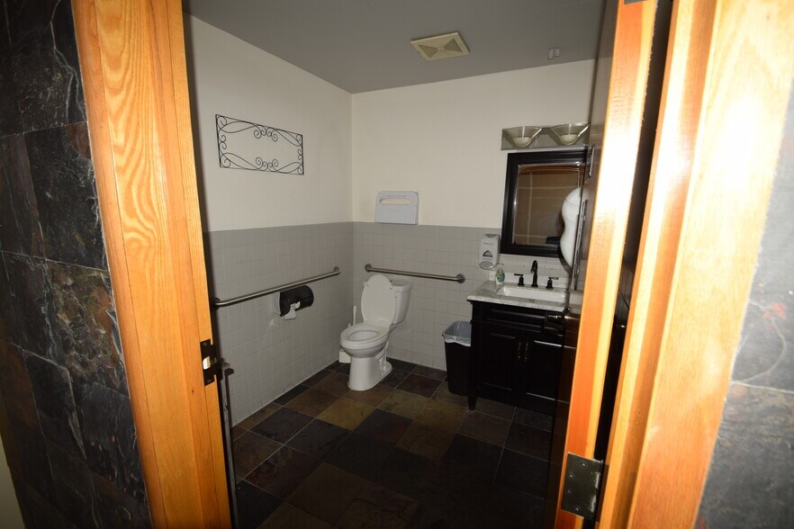 More Photos Of 320 S Jones Blvd, Las Vegas Office For Sale