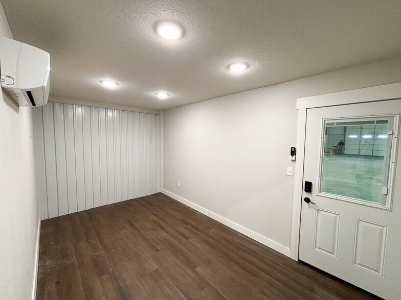 More Photos Of 2141 N Bristol Ln, Nixa Warehouse For Lease