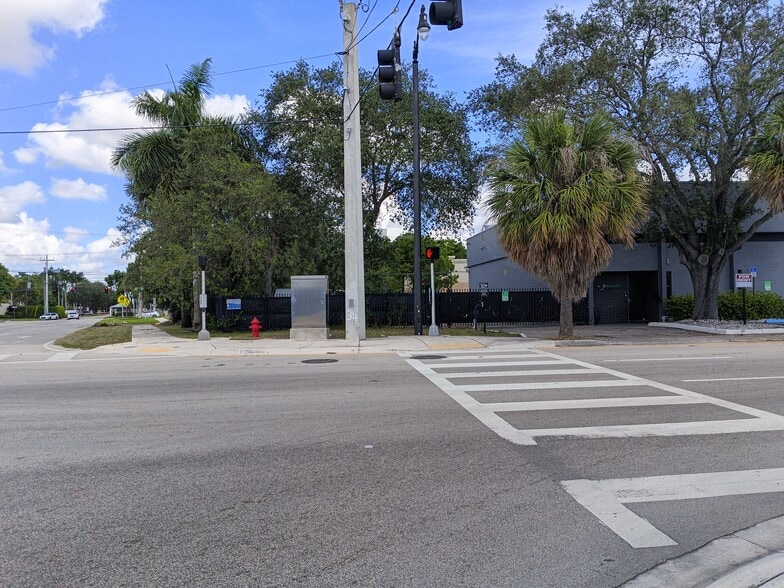 More Photos Of 551 S Dixie Hwy E, Pompano Beach Warehouse For Lease