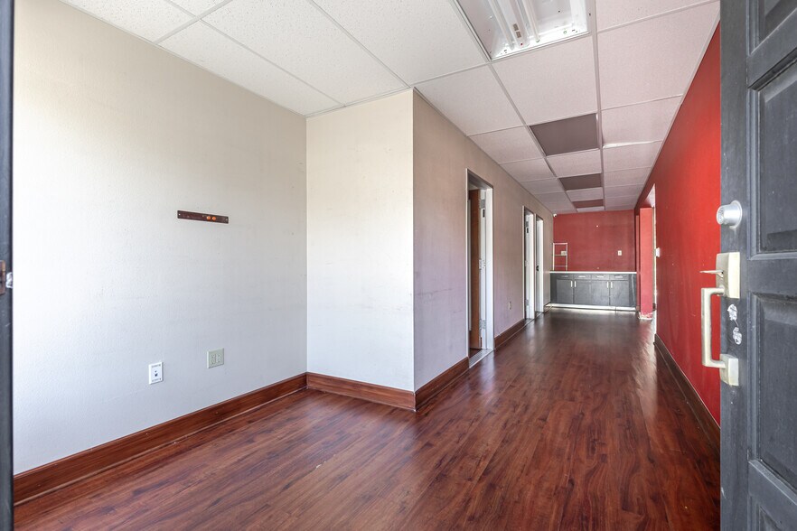 More Photos Of 1020 W Magnolia Blvd, Burbank Warehouse For Lease