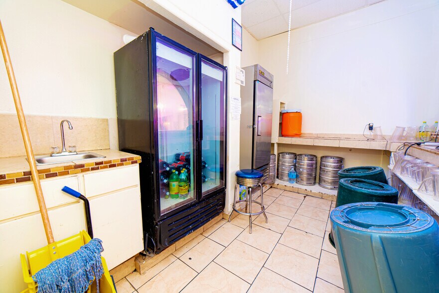 More Photos Of 819 Los Presidentes Ave, Laredo Storefront Retail Office For Sale