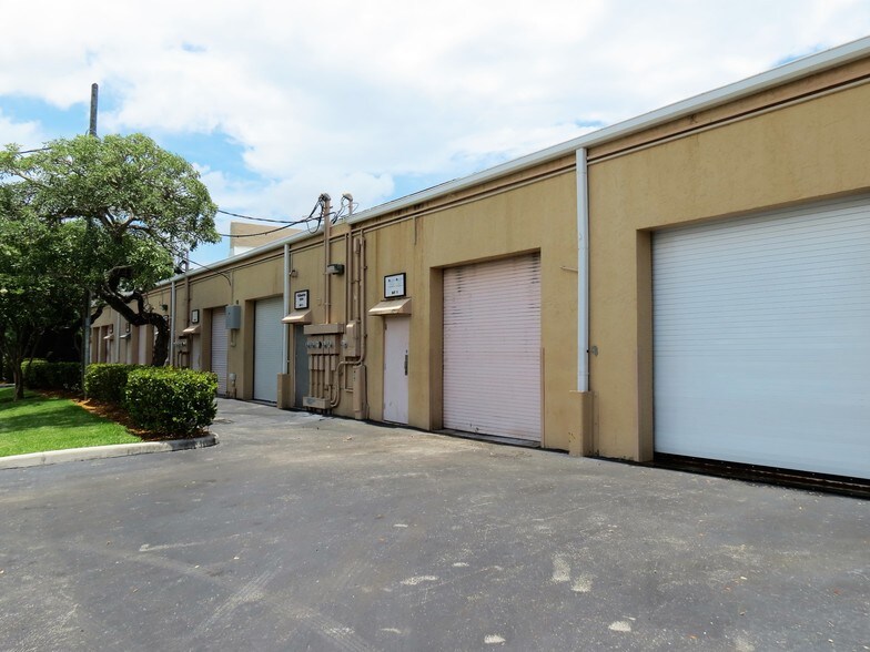 More Photos Of 590 SW 9th Ter, Pompano Beach Showroom For Lease
