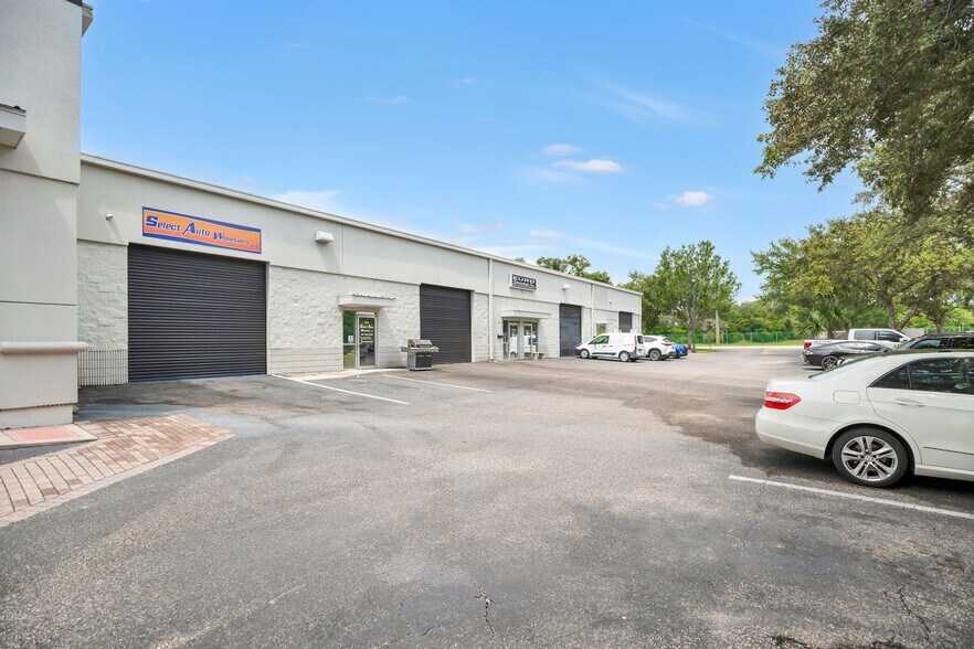 More Photos Of 2350 Us-17-92, Longwood Showroom For Sale