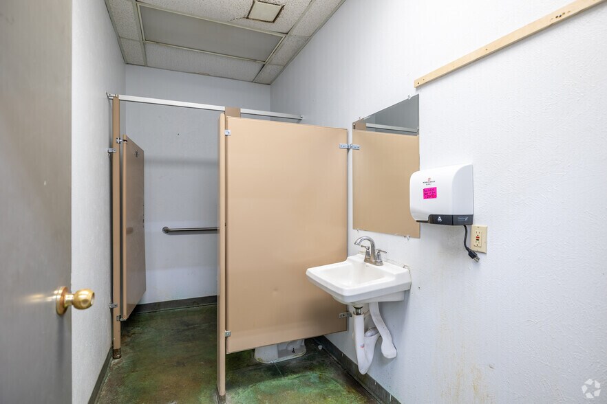 More Photos Of 1400 Summit Ave, Plano Showroom For Lease