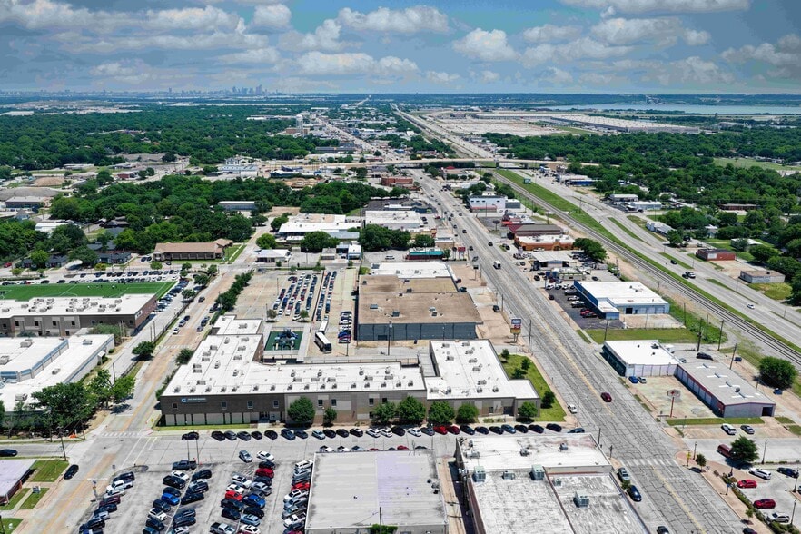 More Photos Of 312 E Main St, Grand Prairie Showroom For Lease