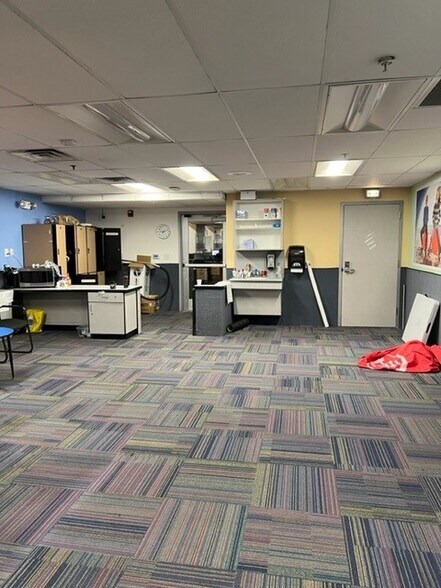 More Photos Of 1601 Pacific Coast Hwy, Hermosa Beach General Retail For Sale