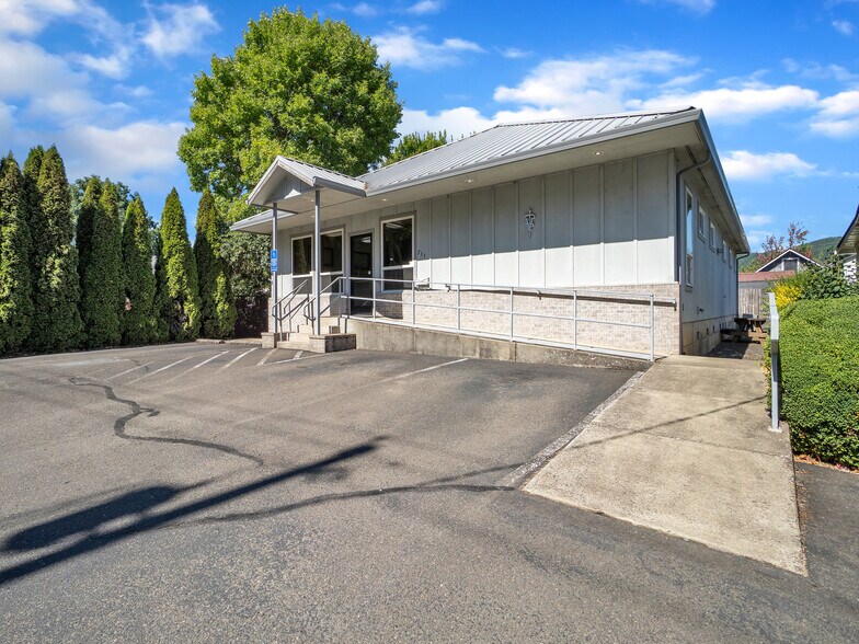 More Photos Of 711 W Main St, Sheridan Veterinarian Kennel For Sale