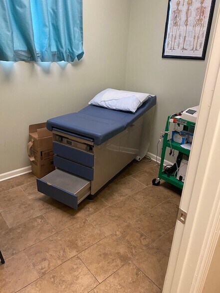More Photos Of 7124 W 83rd St, Bridgeview Medical For Lease