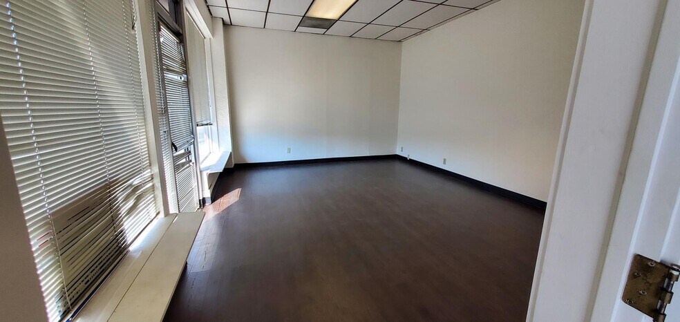 More Photos Of 163 W 11th St, Tracy Office For Lease