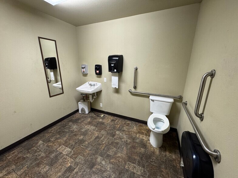 More Photos Of 130 E 9th St, Ada Warehouse For Lease
