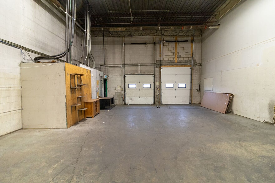 More Photos Of 7004-7042 30th St SE, Calgary Service For Lease