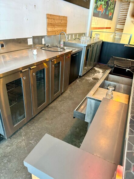 More Photos Of 5329 Av Du Parc, Montréal Storefront Retail Residential For Sale