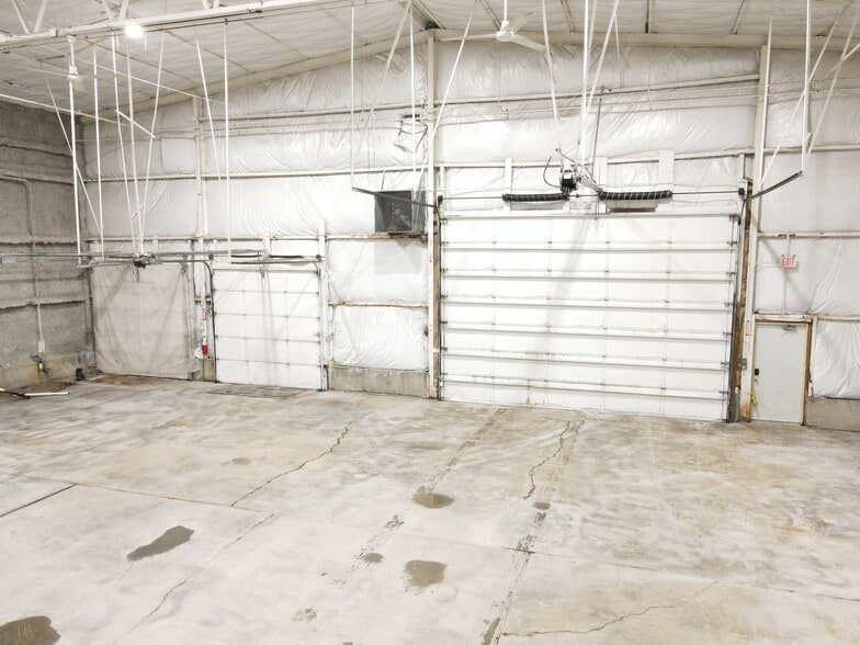 More Photos Of 701 Sunset Dr, Round Lake Warehouse For Lease