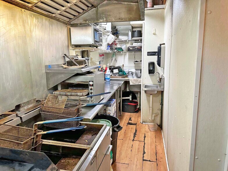 More Photos Of 129 Pike St, Carbondale Bar For Sale