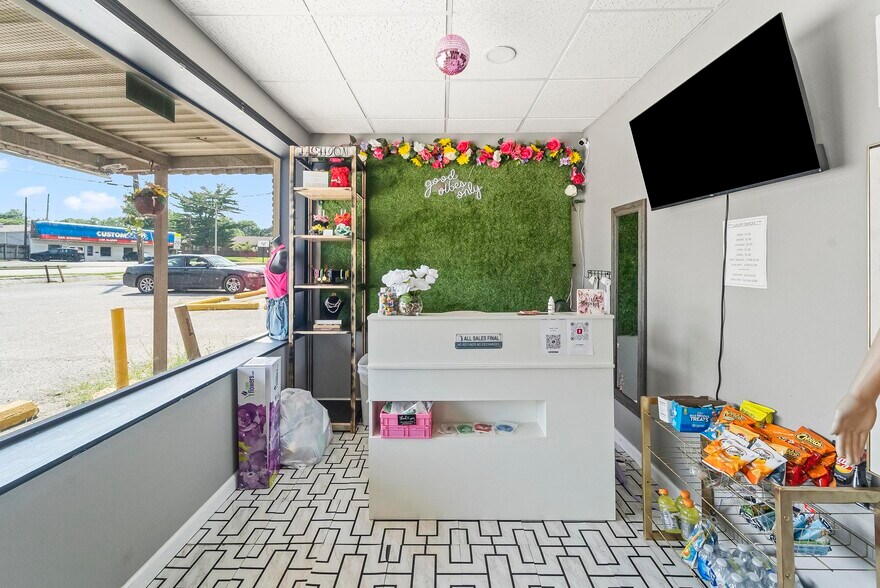 More Photos Of 909-911 Milton Rd, Alton Flex For Sale