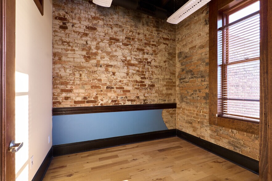 More Photos Of 119 N Main St, Mooresville Storefront Retail Office For Lease