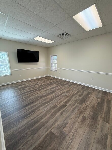 More Photos Of 23077 Three Notch Rd, California Office For Sale