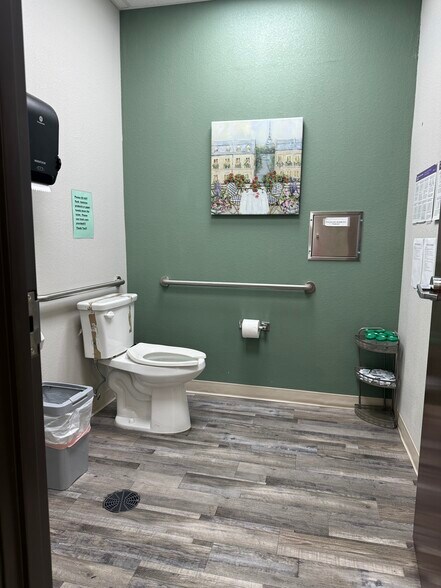 More Photos Of 1315 Chisholm Trail Pky, Duncan Medical For Sale