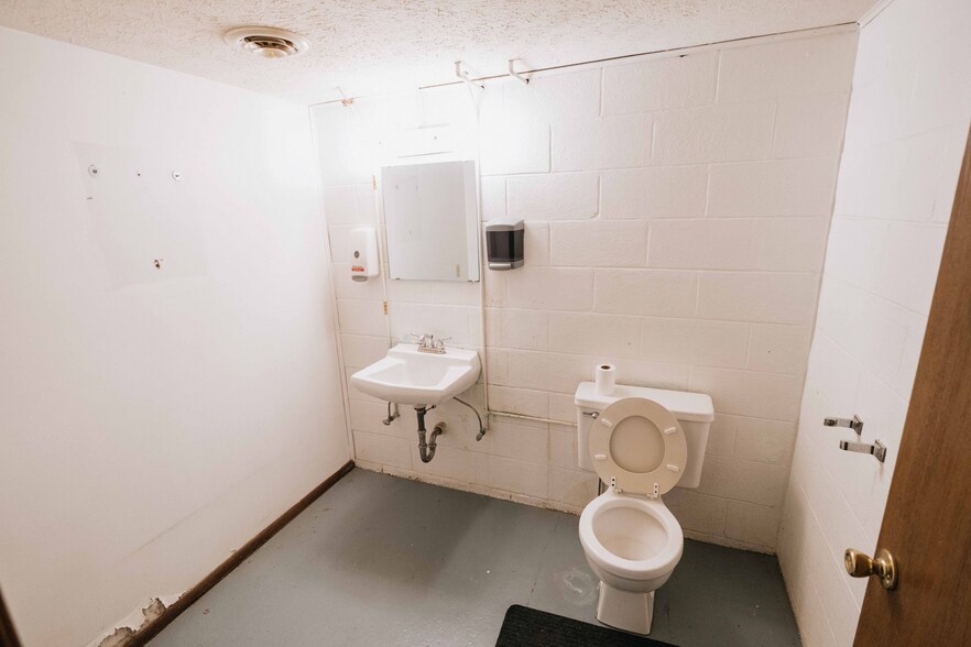 More Photos Of 2565 16th Ave, Columbus Light Manufacturing For Sale