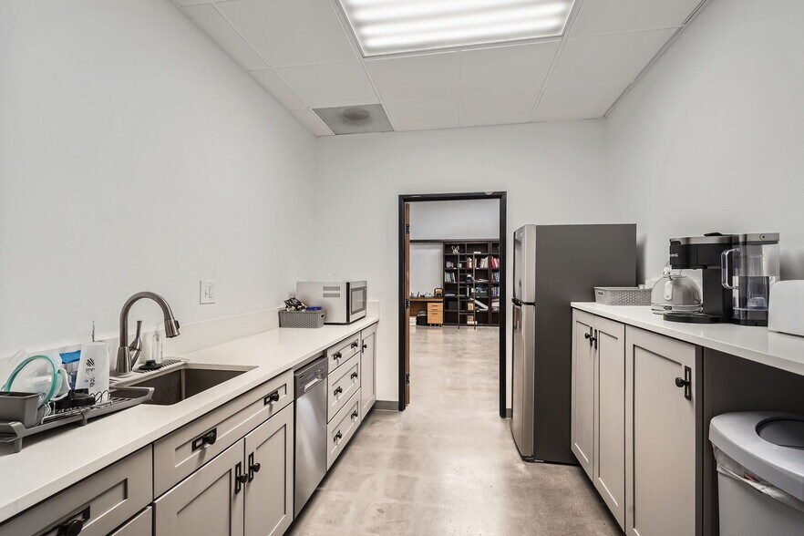 More Photos Of 573 S Arthur Ave, Louisville Warehouse For Sale