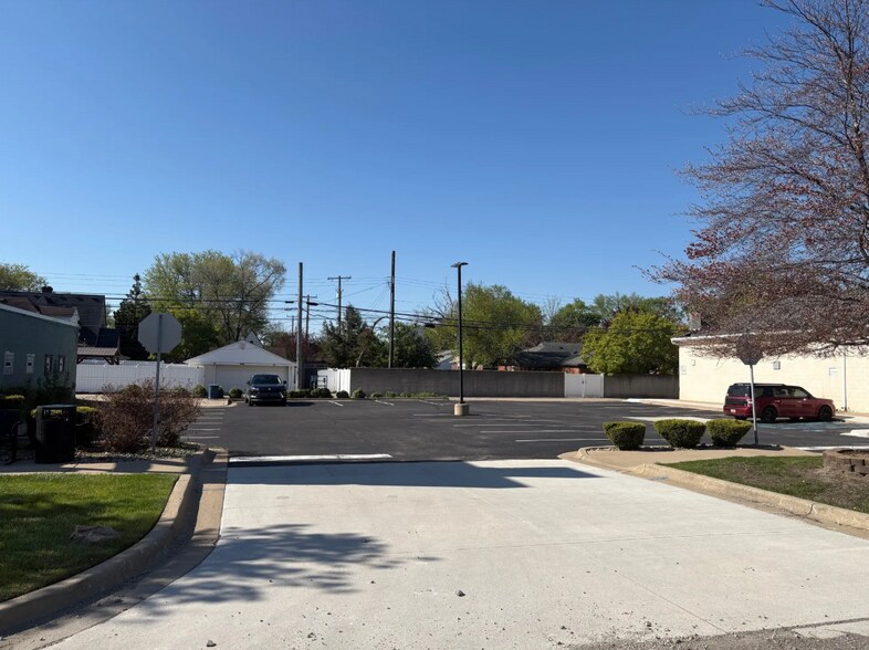 More Photos Of 17445 Ecorse Rd, Allen Park Office For Sale