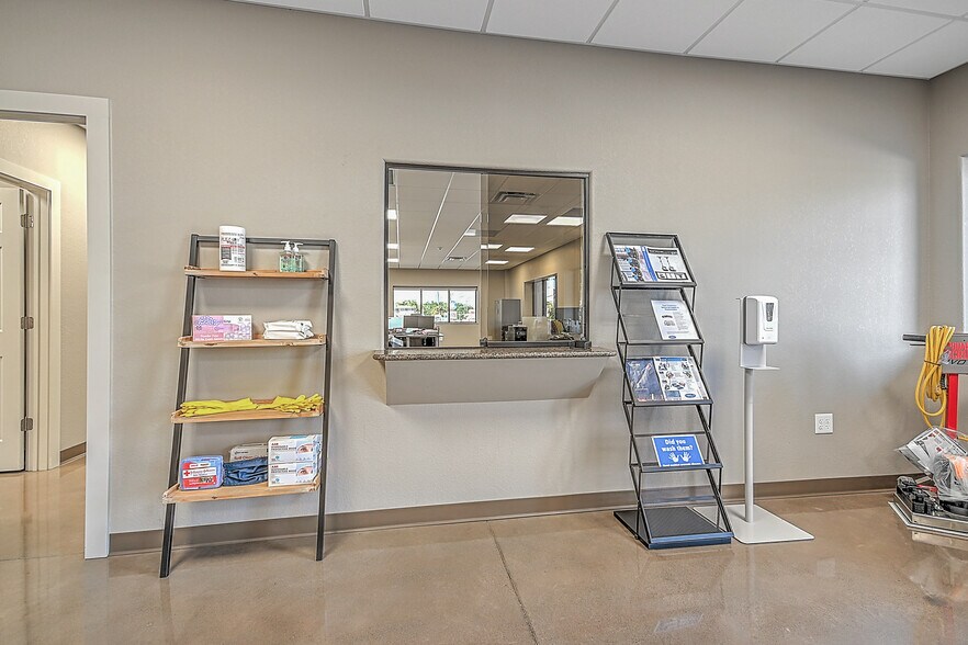 More Photos Of 317 Bluff City Hwy, Bristol Flex For Sale