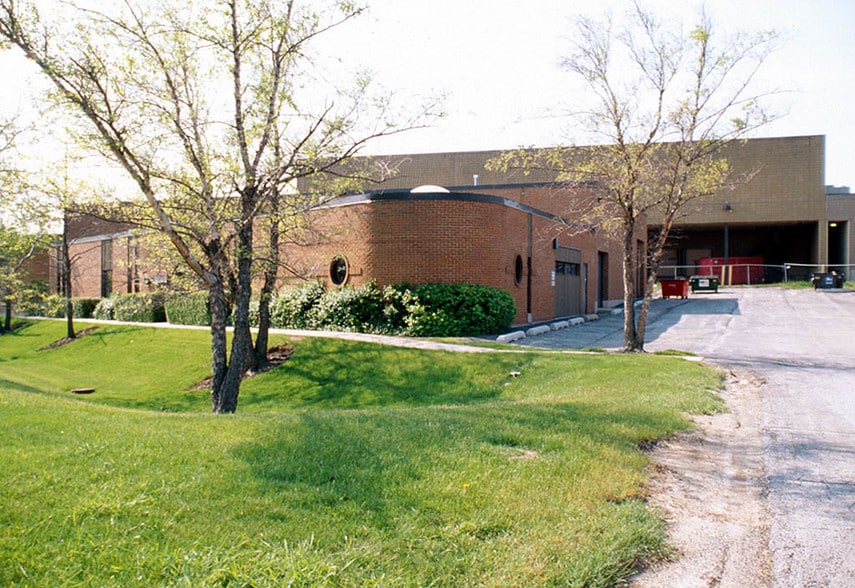 More Photos Of 2900 Downers Dr, Downers Grove Warehouse For Lease