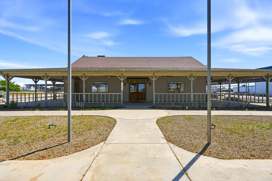 More Photos Of 1260 Buttonwillow Ave, Reedley Warehouse For Sale