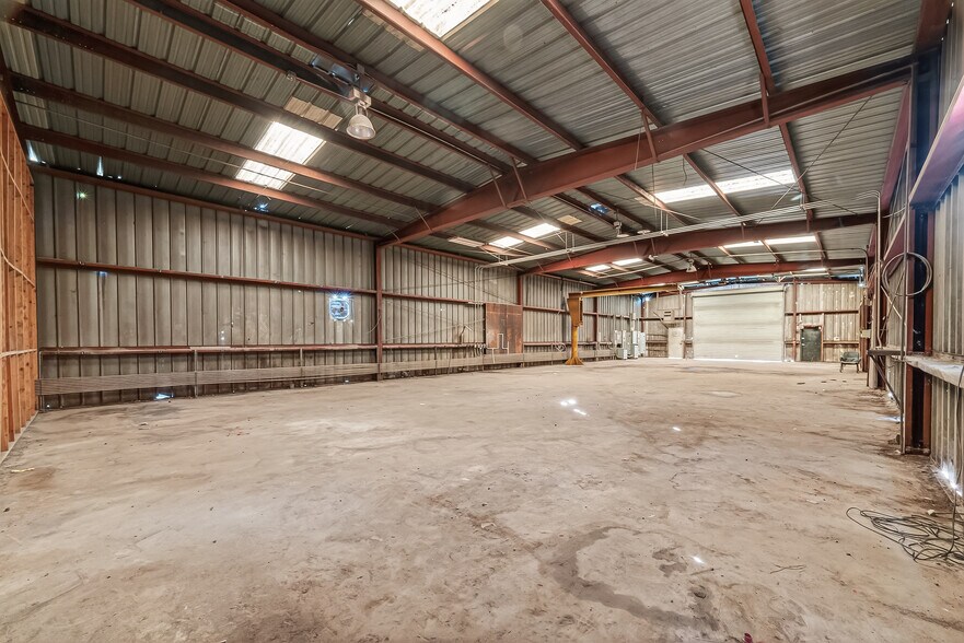 More Photos Of 901 Marcella St, Houston Warehouse For Lease