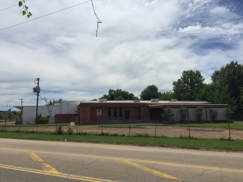 More Photos Of 755 Stonewall St, Jackson Flex For Sale