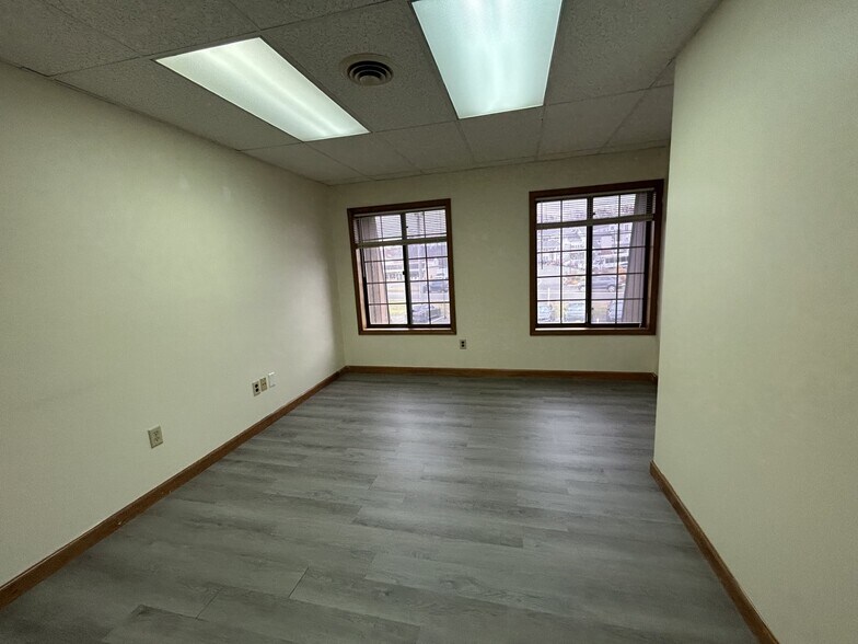 More Photos Of 304 Federal Rd, Brookfield Office For Sale