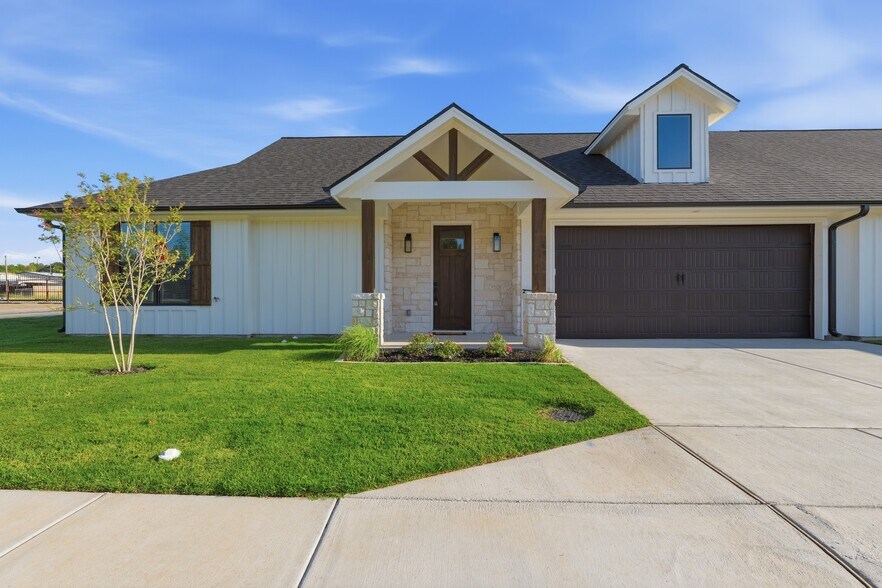Primary Photo Of 200-210 Ewell st, Granbury Apartments For Sale